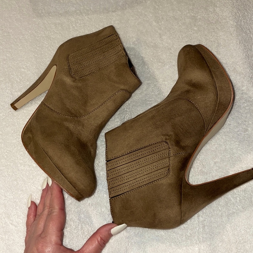 Dark tan/ light brown suede ankle booties